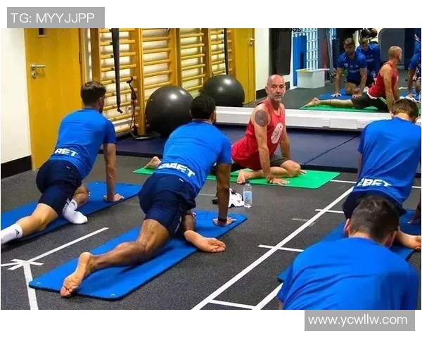 足球明星坐姿大揭秘：你所不知道的场上与场下的不同姿态与气质